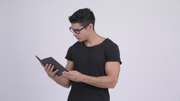 Feliz joven guapo multi-étnico nerd hombre lectura libro — Vídeos de Stock