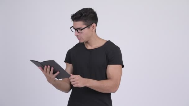 Jovem feliz bonito multi-étnico nerd homem ler livro — Vídeo de Stock