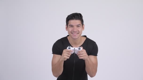 Junger glücklicher multiethnischer Mann, der Spiele spielt und gewinnt — Stockvideo