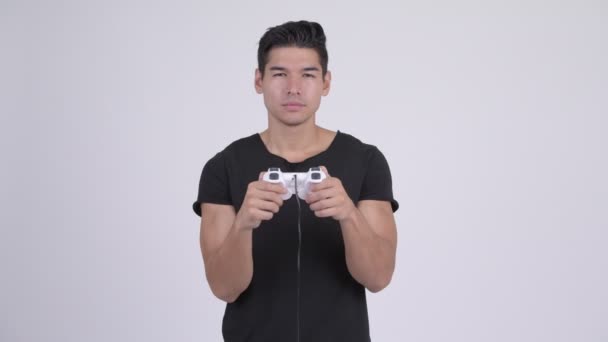 Jovem cansado multi-étnico homem jogar jogos e adormecer — Vídeo de Stock