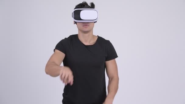 Knappe multi-etnische jongeman met behulp van virtual reality headset — Stockvideo