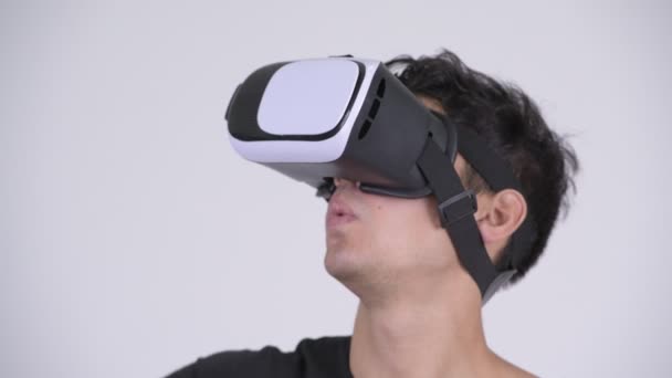 Visage de jeune bel homme multi-ethnique utilisant un casque de réalité virtuelle — Video