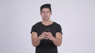 Mutlu genç yakışıklı çok etnik gruptan oluşan adam telefonu kullanırken düşünme
