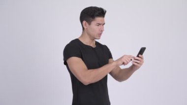 Telefon kullanarak ve sürpriz arıyor mutlu genç yakışıklı çok etnik gruptan oluşan adam
