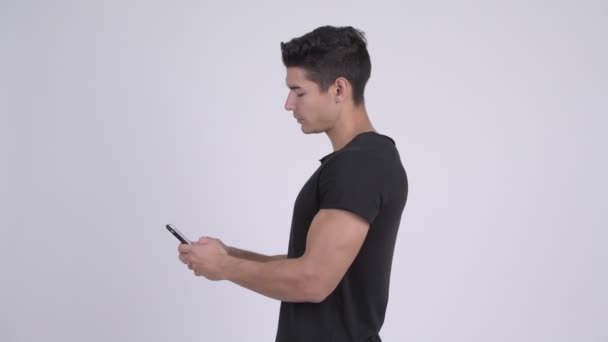 Młody zdenerwowany wieloetnicznego mężczyzna z telefonu wyrywane — Wideo stockowe