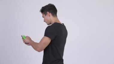 Mutlu genç yakışıklı çok etnik gruptan oluşan adamın telefonu kullanarak profil görünümü