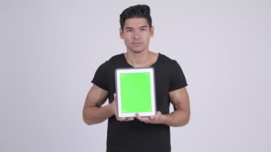 Mutlu genç yakışıklı çok etnik gruptan oluşan adam gösteren dijital tablet