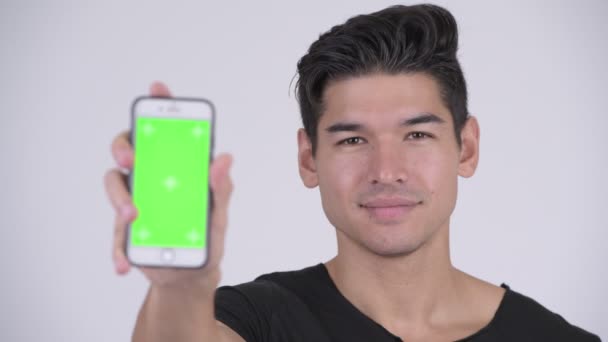 Visage de heureux jeune homme multi-ethnique beau montrant téléphone — Video