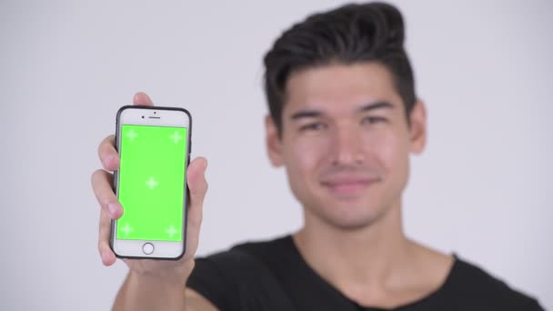 Cara de joven feliz guapo multi-étnico hombre mostrando el teléfono — Vídeo de stock