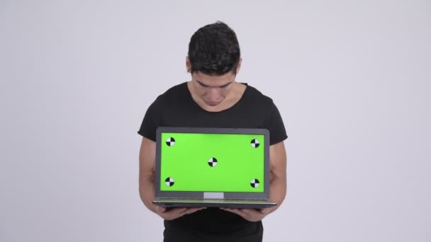 Jovem feliz bonito multi-étnico homem mostrando laptop — Vídeo de Stock