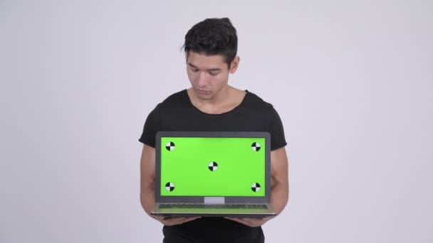 Felice giovane uomo multietnico guardando sorpreso mentre mostra il computer portatile — Video Stock