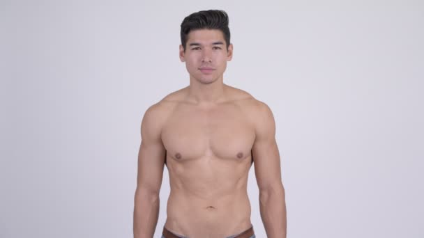 Mladý pohledný svalnatý shirtless muž — Stock video