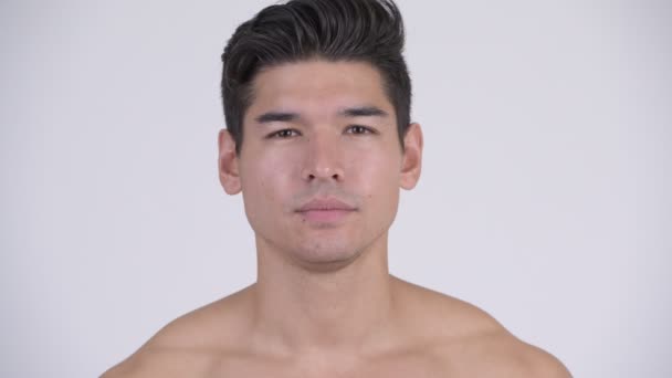 Лицо молодого красивого мускулистого мужчины без рубашки — стоковое видео