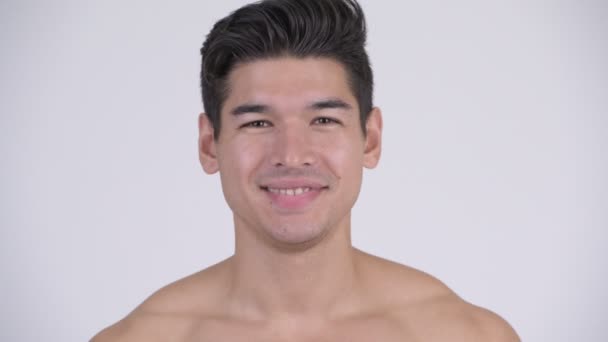 幸福的年轻英俊的肌肉赤裸的男人微笑的脸 — 图库视频影像