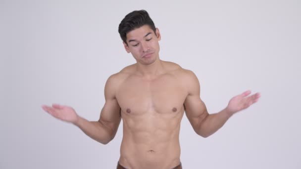 Genç yakışıklı kaslı gömleksiz adam omuzlarında shrugging — Stok video
