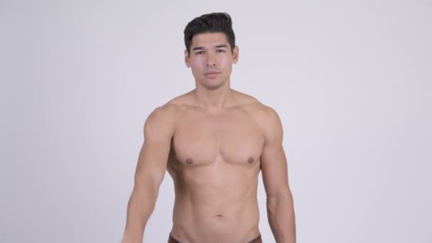 Junger, gut aussehender muskulöser Mann ohne Hemd, der auf die Kamera zeigt — Stockvideo