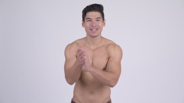 Щасливий молодий красивий м'язистий без сорочки чоловік плескає руками — стокове відео