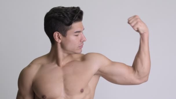 Joven guapo musculoso sin camisa hombre mostrando bíceps — Vídeo de stock