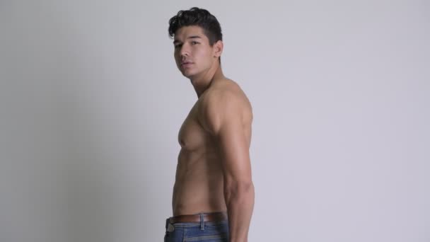 Zobrazení profilu pohledný svalnatý shirtless mladíka protahuje biceps — Stock video