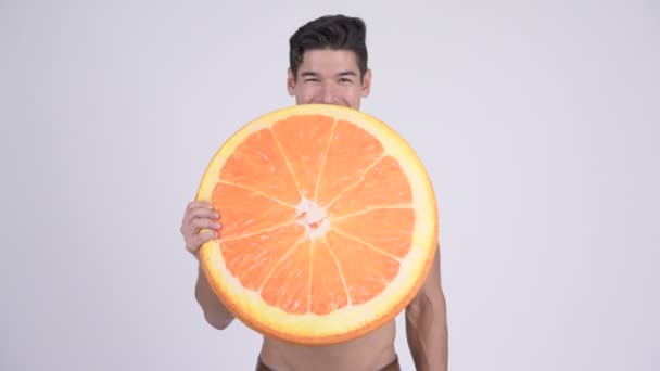 Feliz joven hombre musculoso sin camisa con almohada naranja como concepto saludable — Vídeo de stock