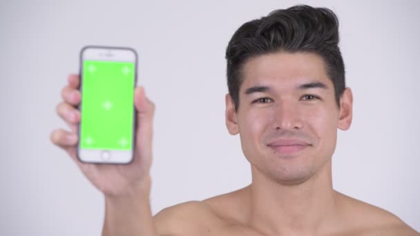 Rosto de feliz jovem shirtless muscular homem mostrando telefone — Vídeo de Stock