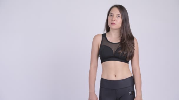 Ung vacker multietniska kvinna tänker redo för gym — Stockvideo