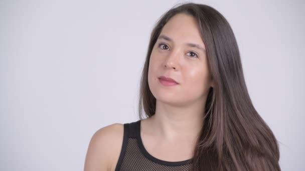 Fiatal gyönyörű többnemzetiségű nő készen áll a tornaterem gondolkodás — Stock videók
