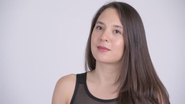Молодая счастливая многонациональная женщина думает, что готова к спортзалу — стоковое видео