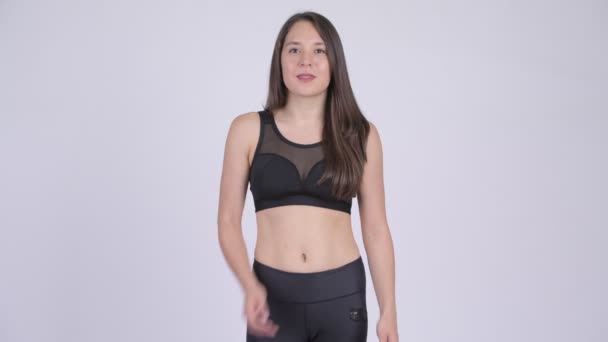 Jonge gelukkig multi-etnische vrouw met armen gekruist klaar voor gym — Stockvideo