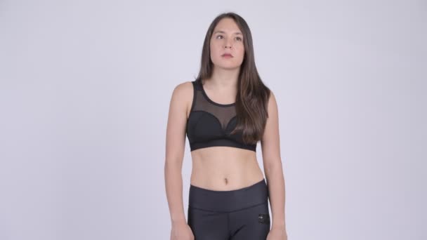 Joven hermosa mujer multiétnica pensando listo para el gimnasio — Vídeo de stock