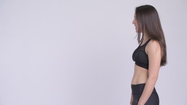 Vue du profil de jeune femme heureuse multi-ethnique souriante prête pour la gym — Video