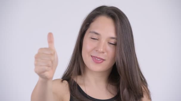 Молодая счастливая многонациональная женщина подает большие пальцы готовы к тренажерному залу — стоковое видео