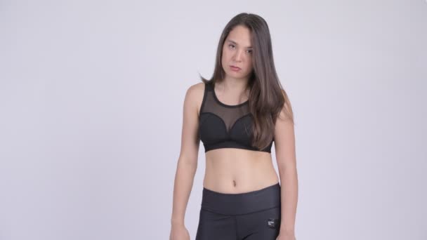 Ung kvinna ger tummen ner och ser besviken redo för gym — Stockvideo