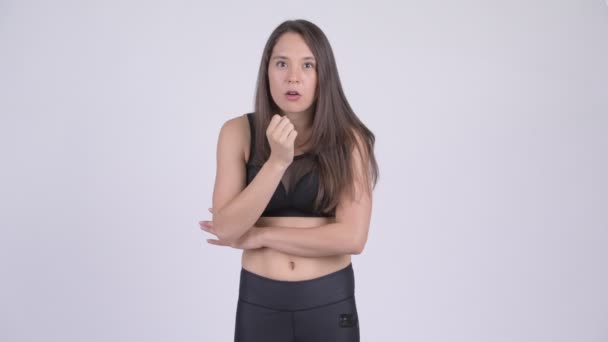 Jovem estressado multi-étnico mulher recebendo más notícias pronto para ginásio — Vídeo de Stock