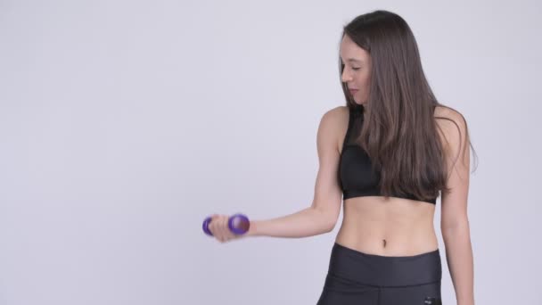 Fiatal gyönyörű nő több-etnikumú felhasználásával a súlyzók tornaterem kész edzés közben — Stock videók