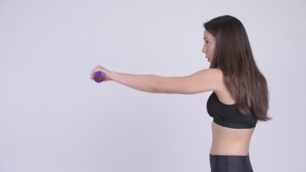Młoda piękna kobieta wieloetnicznego przy użyciu hantlami gotowy ćwicząc na siłowni — Wideo stockowe