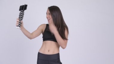 Genç mutlu çok etnik gruptan oluşan kadın vlogging ile telefon spor salonu için hazır