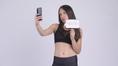 Selfie spor salonu için hazır kağıt işaretiyle alarak genç mutlu çok etnik gruptan oluşan bir kadın
