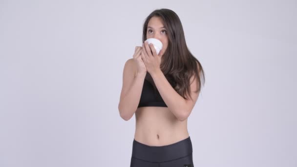 Jovem mulher multi-étnica bonita bebendo café pronto para ginásio — Vídeo de Stock