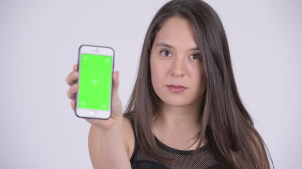 Jovem mulher multi-étnica feliz mostrando telefone pronto para ginásio — Vídeo de Stock