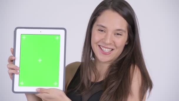 Rosto da jovem mulher multi-étnica feliz mostrando tablet digital pronto para ginásio — Vídeo de Stock