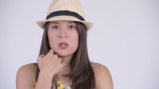 Gesicht einer gestressten multiethnischen Touristin, die gelangweilt und müde wirkt — Stockvideo