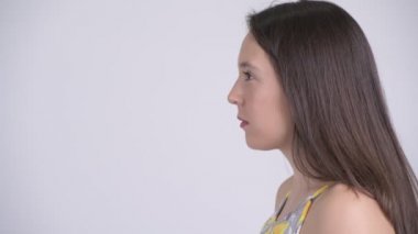 Profil görünümü düşünme genç güzel çok etnik gruptan oluşan turist kadının