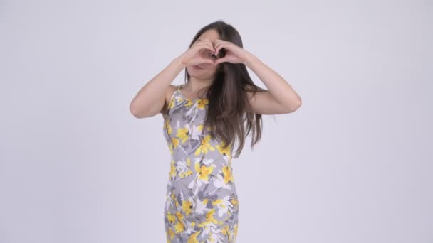Genç mutlu çok etnik gruptan oluşan turist kadın el kalp hareketi ile — Stok video