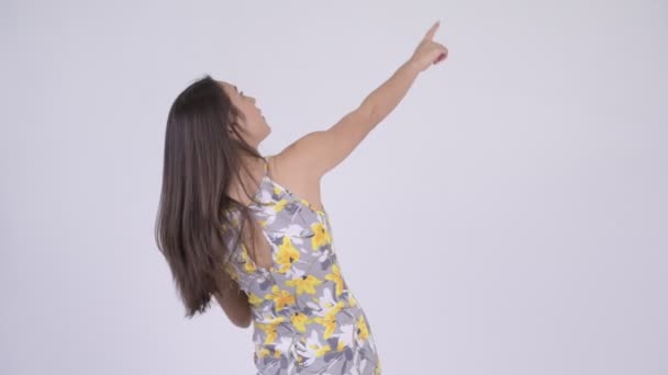 Вид ззаду молодої багатоетнічної туристичної жінки, вказуючи пальцем — стокове відео