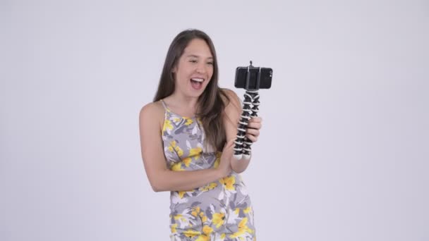 Joven feliz multi-étnica turista mujer vlogging con teléfono — Vídeo de stock