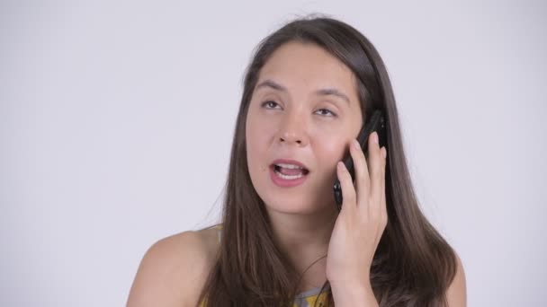 Jovem feliz mulher turística multi-étnica falando ao telefone — Vídeo de Stock