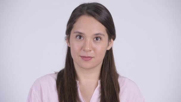Лицо молодой красивой многонациональной предпринимательницы — стоковое видео