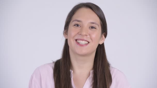 Обличчя молодої щасливої багатоетнічної бізнес-леді посміхається — стокове відео