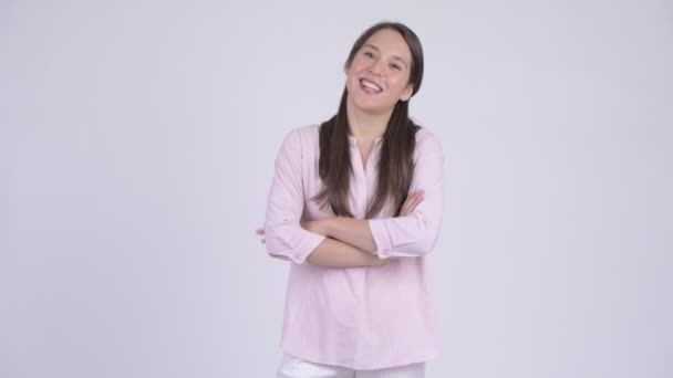 Mladý šťastný multietnické podnikatelka usmívající se založenýma — Stock video